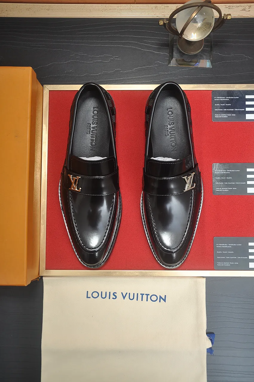 Men's men's shoes 💰460💶 [LV] (original single cowhide lining) 🍀LV's latest genuine leather business suit shoes are launched simultaneously on the official website. The first-layer cowhide imported from Italy is made of heavy gold, 💥1:1 rubber outsole from the official website. Versatile to wear, high-end without losing class, and the color combination is extraordinary. This four-season style is alluring when worn on your feet, showing off your big-name flair. Standard code 38-45 (45 customized)